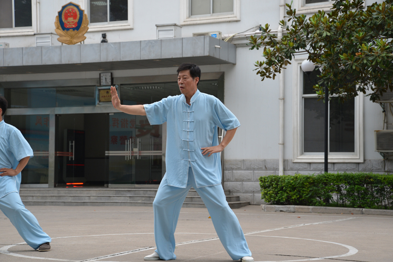 聘請(qǐng)陳式太極拳知名教練教學(xué)，開(kāi)展太極拳興趣小組活動(dòng)。