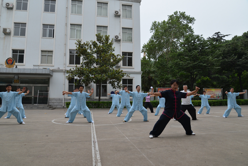 聘請(qǐng)陳式太極拳知名教練教學(xué)，開(kāi)展太極拳興趣小組活動(dòng)。