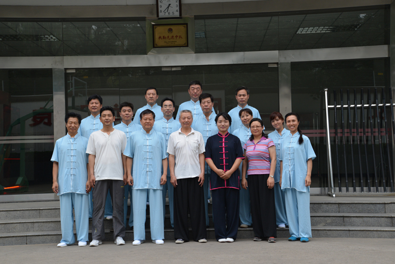 聘請(qǐng)陳式太極拳知名教練教學(xué)，開(kāi)展太極拳興趣小組活動(dòng)。