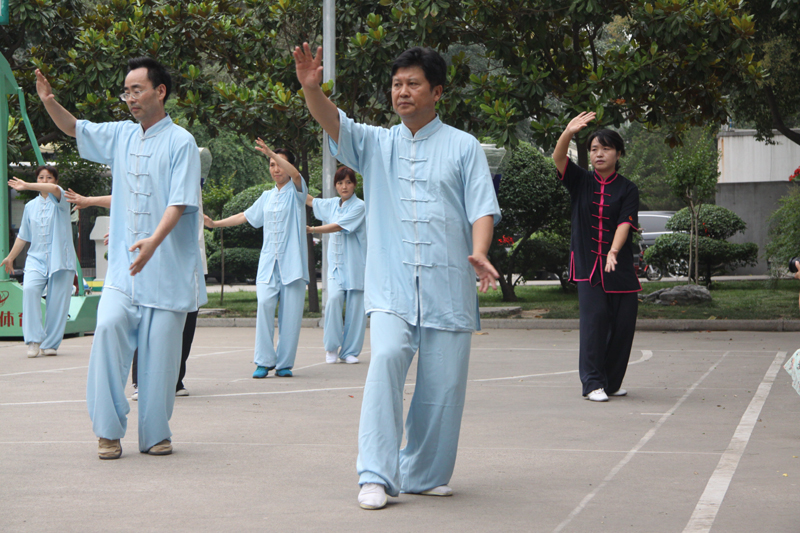 聘請(qǐng)陳式太極拳知名教練教學(xué)，開(kāi)展太極拳興趣小組活動(dòng)。